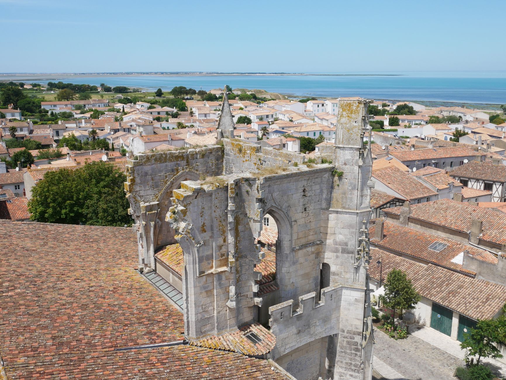 Bâchage de toiture équipe à 